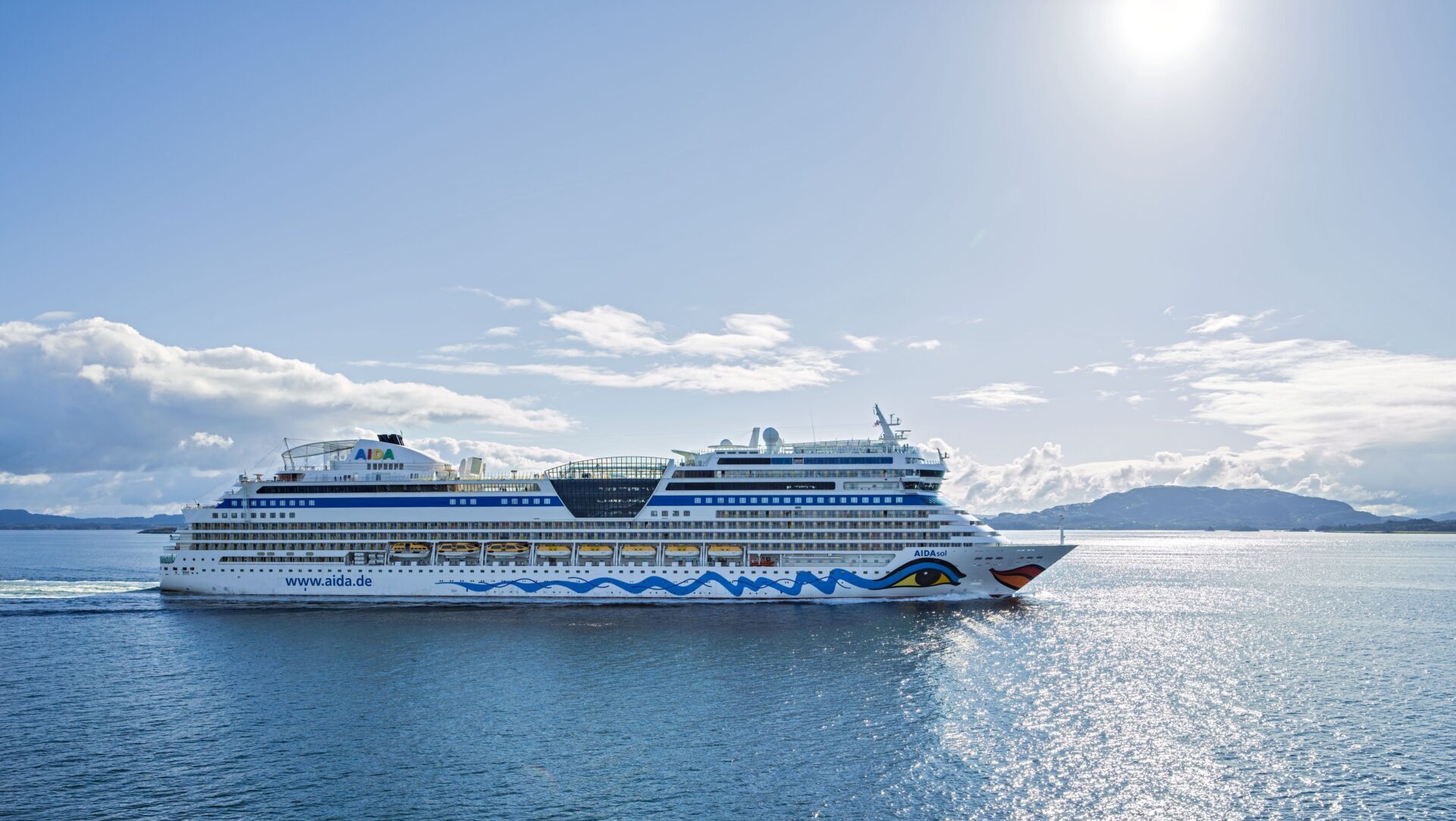 großes Kreuzfahrtschiff auf dem Meer