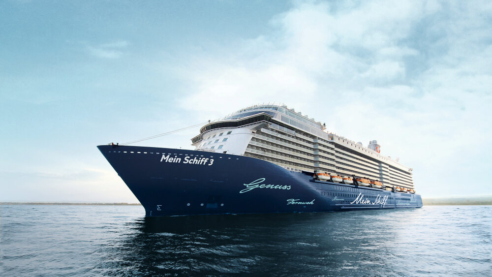 großes Kreuzfahrtschiff auf dem Meer