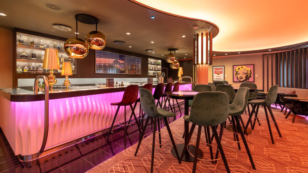 moderne Bar mit runden Lampen und verschiedenen berühmten Bildern