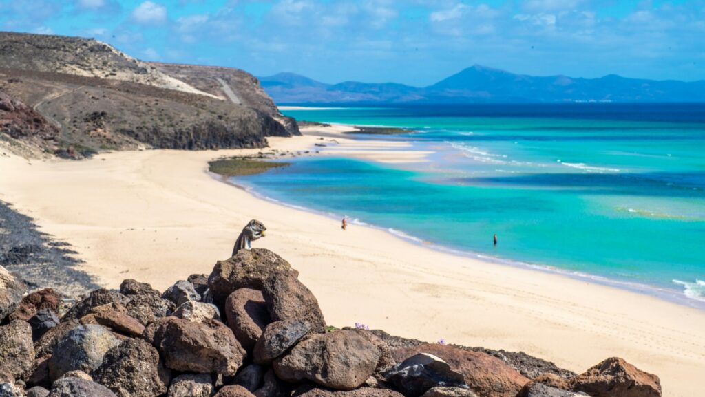 weißer Sandstrand und türkisblaues Wasser, Granitfelsen darum