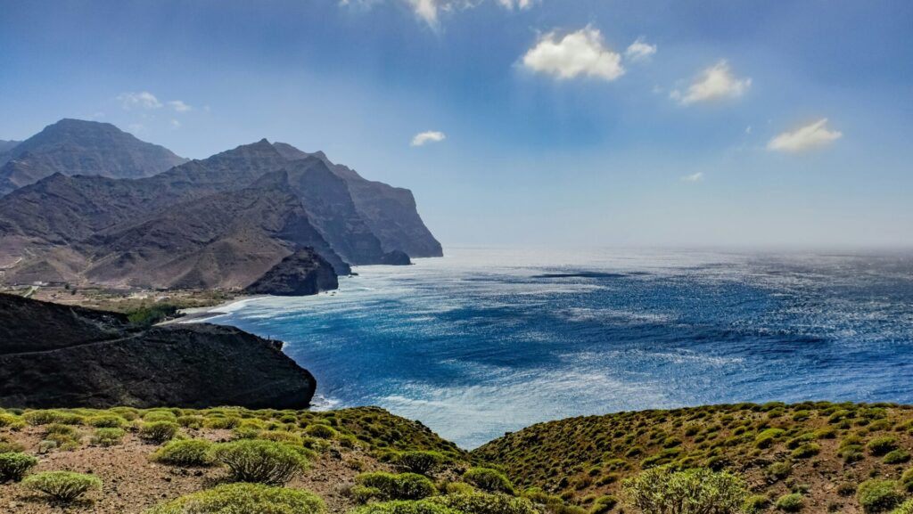 Blick auf das Meer, im Hintergrund die Berglandschaft