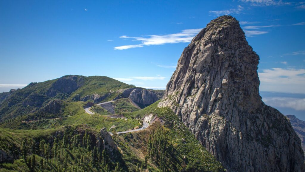 grüne ruhige Landschaft mit einem Berg