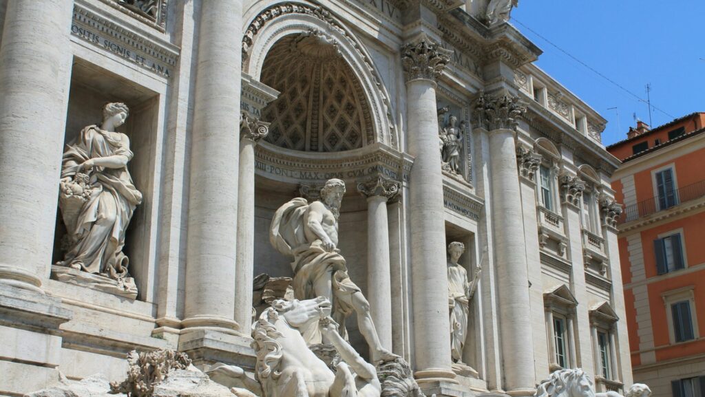 weiße prunkvolle Säulen und Statuen am berühmten Trevi Brunnen