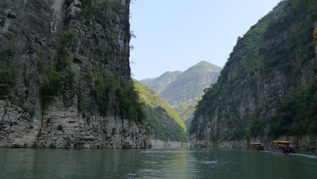 große Schlucht beim Yangtse mit mehreren Booten auf dem Fluss