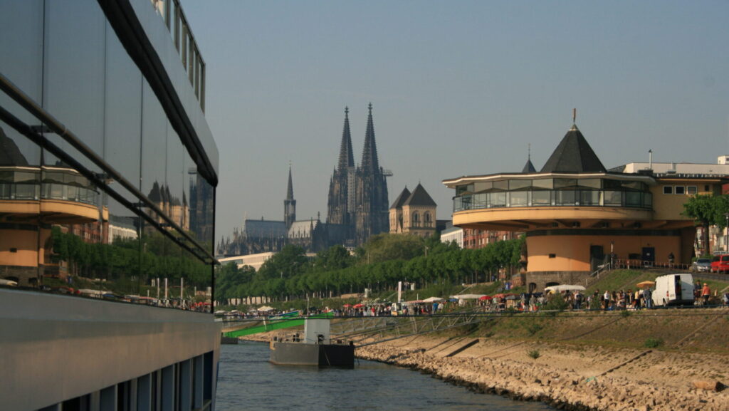 Blick auf den Kölner Dom in der Ferne vom Fluss aus