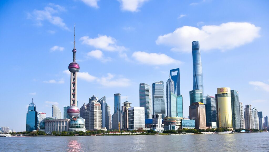 Blick auf die Skyline von Shanghai mit vielen Wolkenkratzern 