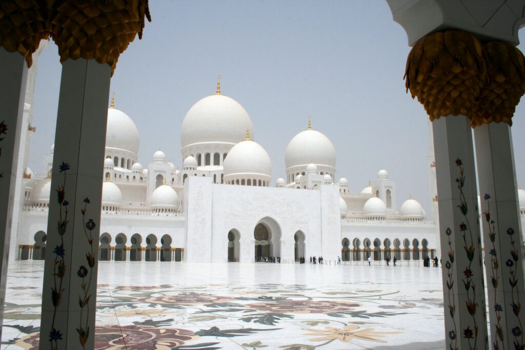 im Innenhof der Scheich Zayid Moschee, Säulen mit Blumen verziert