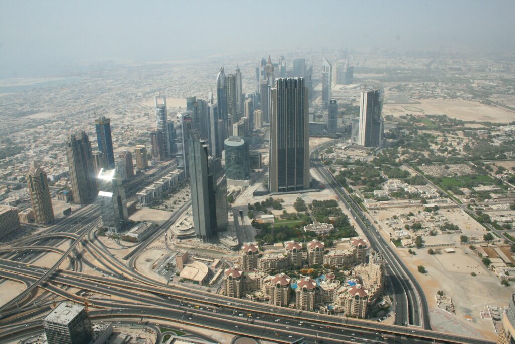 Blick auf die atemberaubende Skyline von Dubai aus der Luft