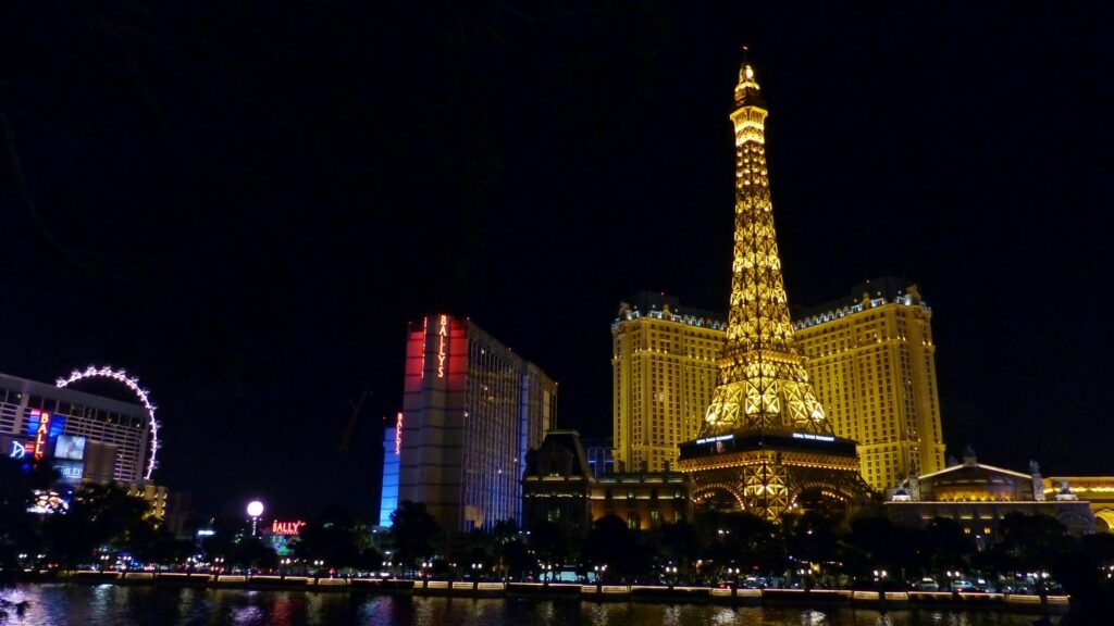 Blick auf Paris Las Vegas bei Nacht, einem Hotelkomplex mit einem Eiffelturm