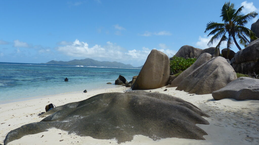 Traumstrand Anse Source d'Argent mit Felsen auf La Digue