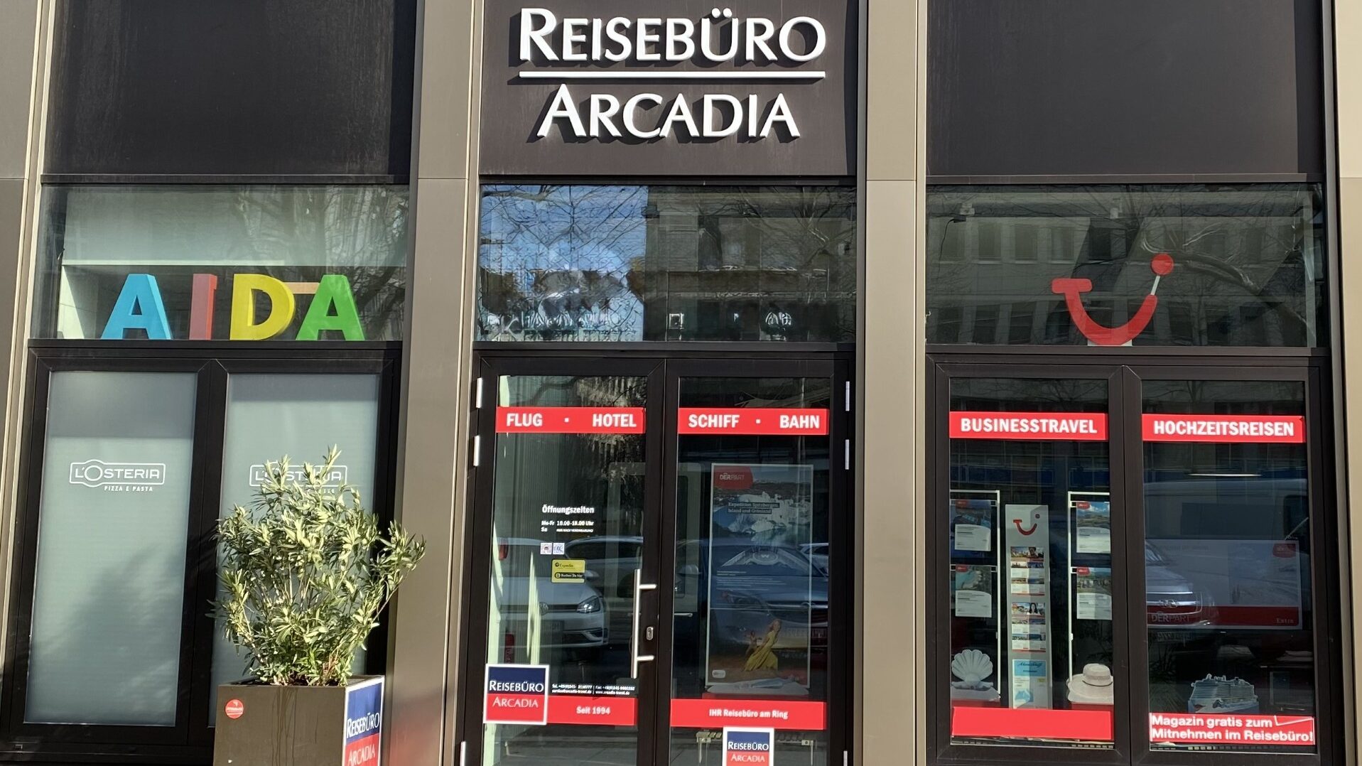 Außenansicht vom Reisebüro Arcadia, Reiseveranstalter AIDA und TUI vertreten