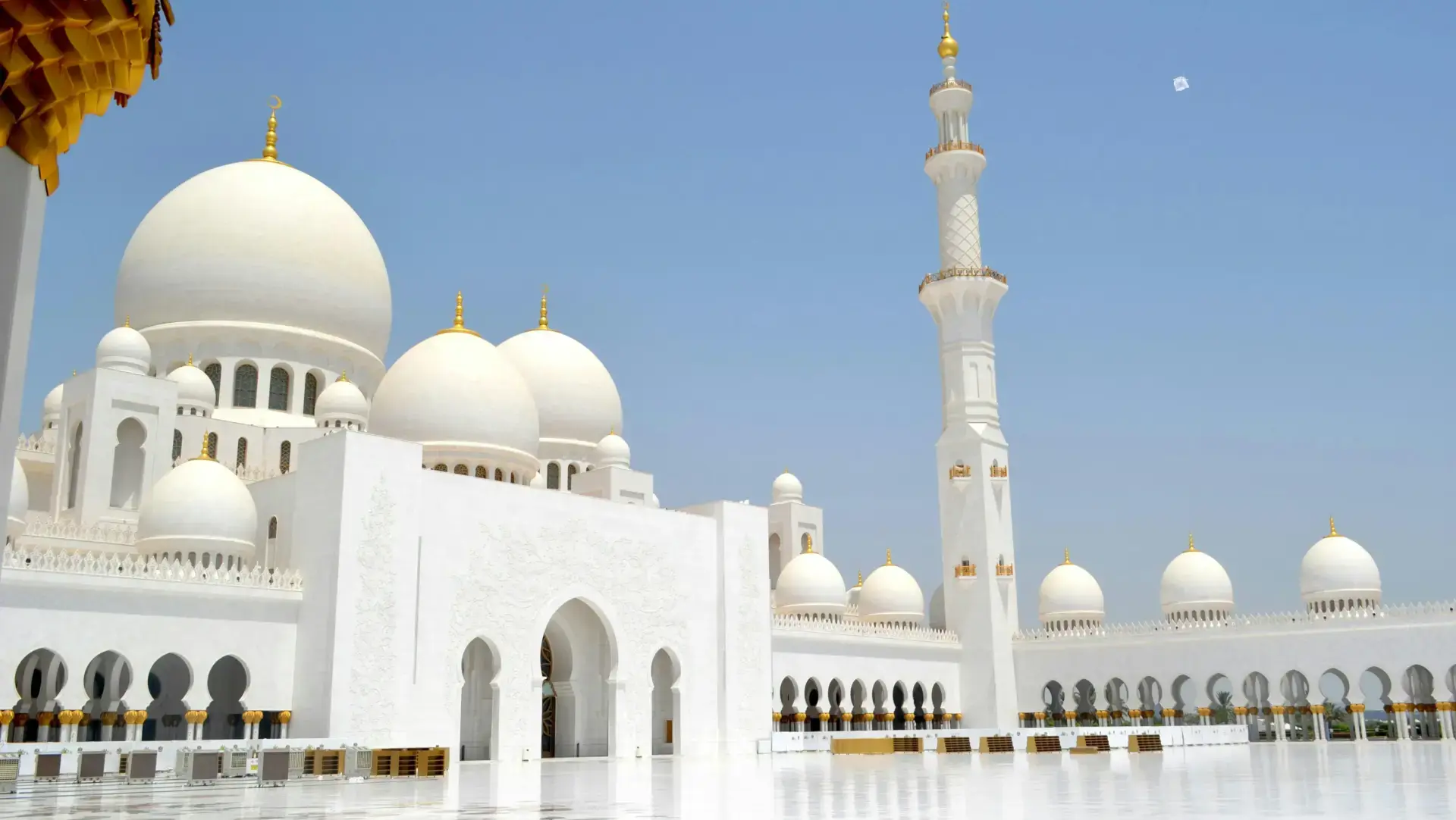 wunderschöne weiße Moschee mit goldenen Details