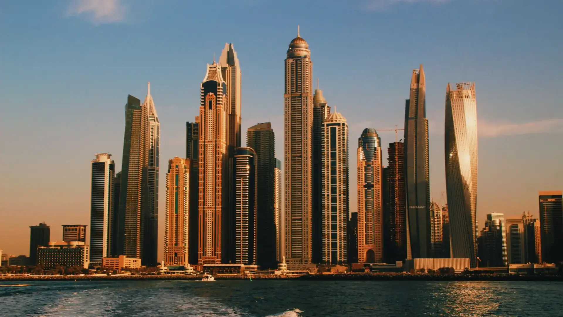 Skyline von Dubai mit Hochhäusern