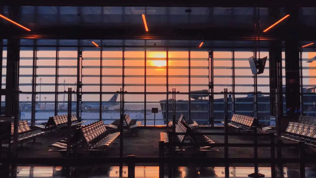 Flughafen-Terminal bei Sonnenuntergang