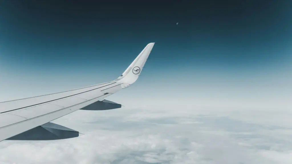 Flugzeug mit Lufthansa Logo über den Wolken