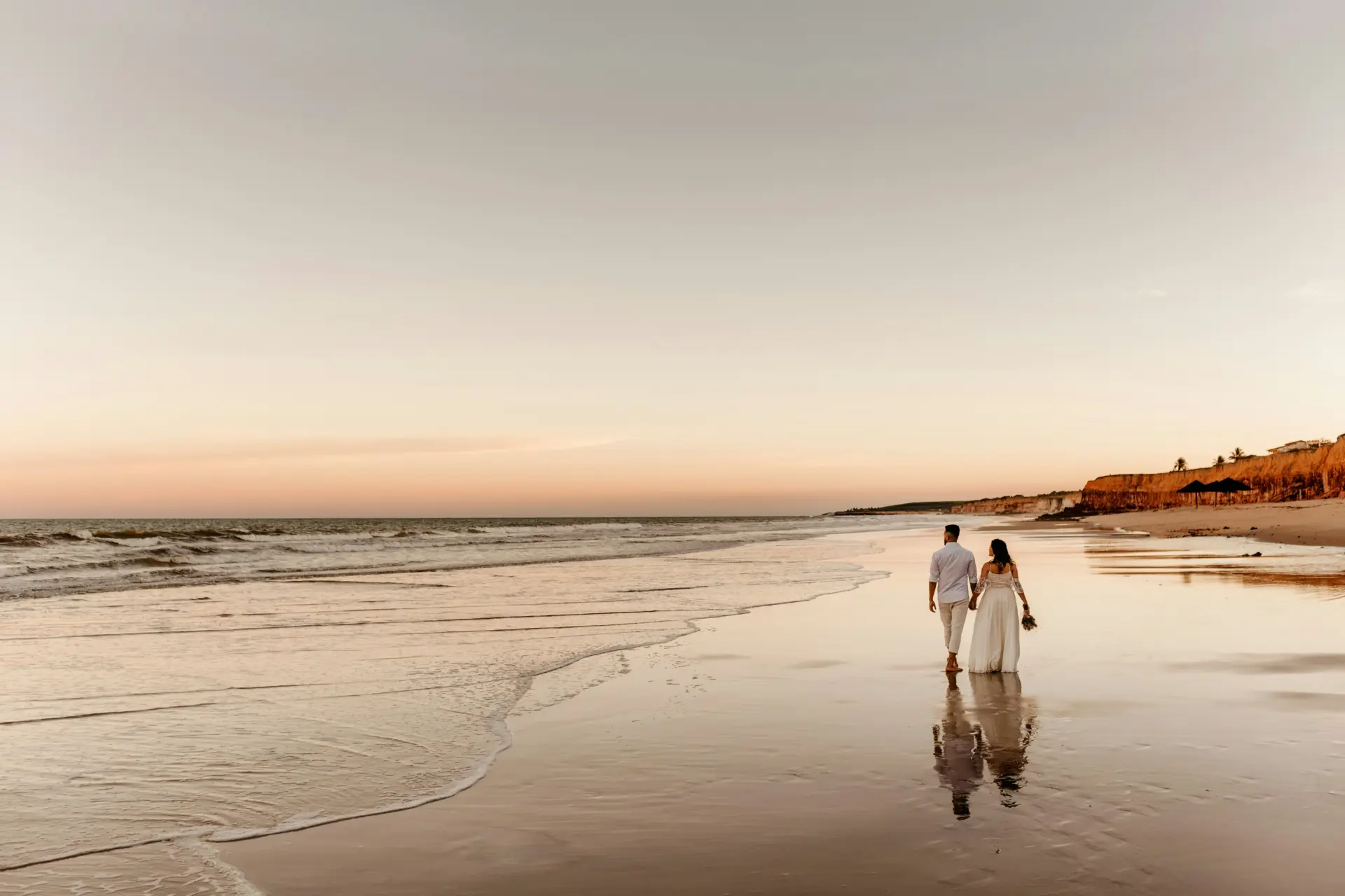 Hochzeitspaar spaziert am Strand