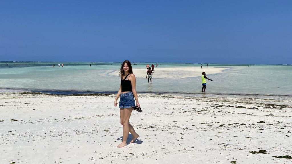 Mitarbeiterin am wunderschönen weißen Sandstrand