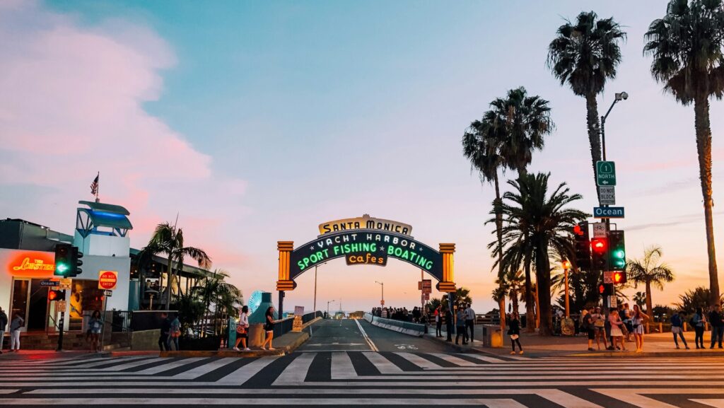 Santa Monica Eingangsschild mit Aufschrift "Yacht Harbor: Sport Fishing, Boating, Cafes"