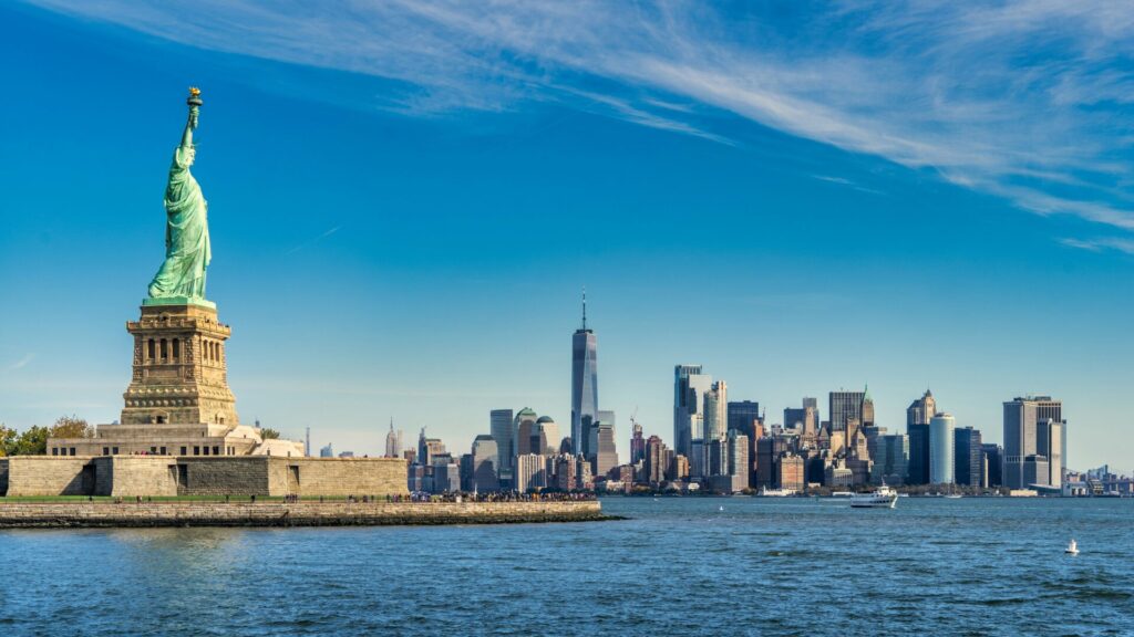 Blick auf die Skyline von New York City mit der Freiheitsstatue