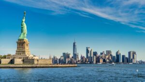 Blick auf die Skyline von New York City mit der Freiheitsstatue