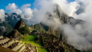 Blick auf Machu Picchu hoch in den Bergen
