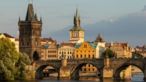 Blick auf die Karlsbrücke bei Sonnenuntergang