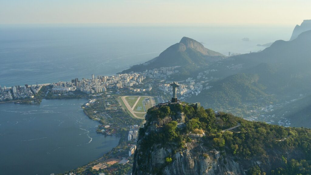 Blick auf Rio de Janeiro, Stadt am Strand, umgeben von Bergen