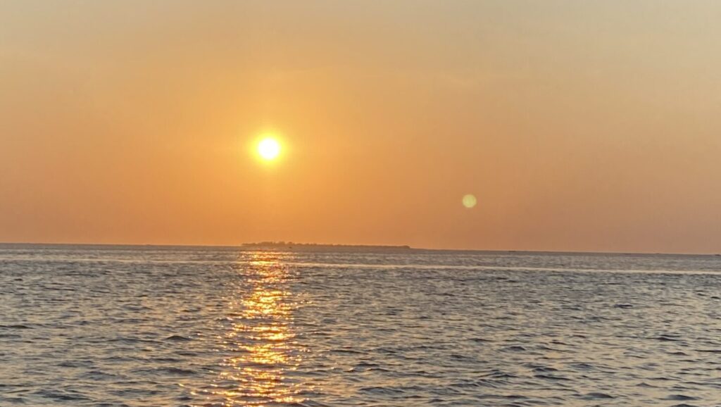 wunderschöner Sonnenuntergang ohne Wolken mit Blick auf das Meer