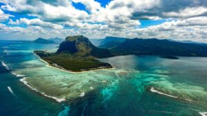 Blick auf die Insel mit einem Berg