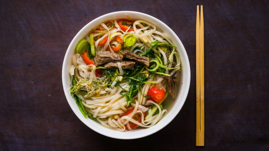 Suppe mit Reisbandnudeln, Rindfleisch, Chili und Koriander