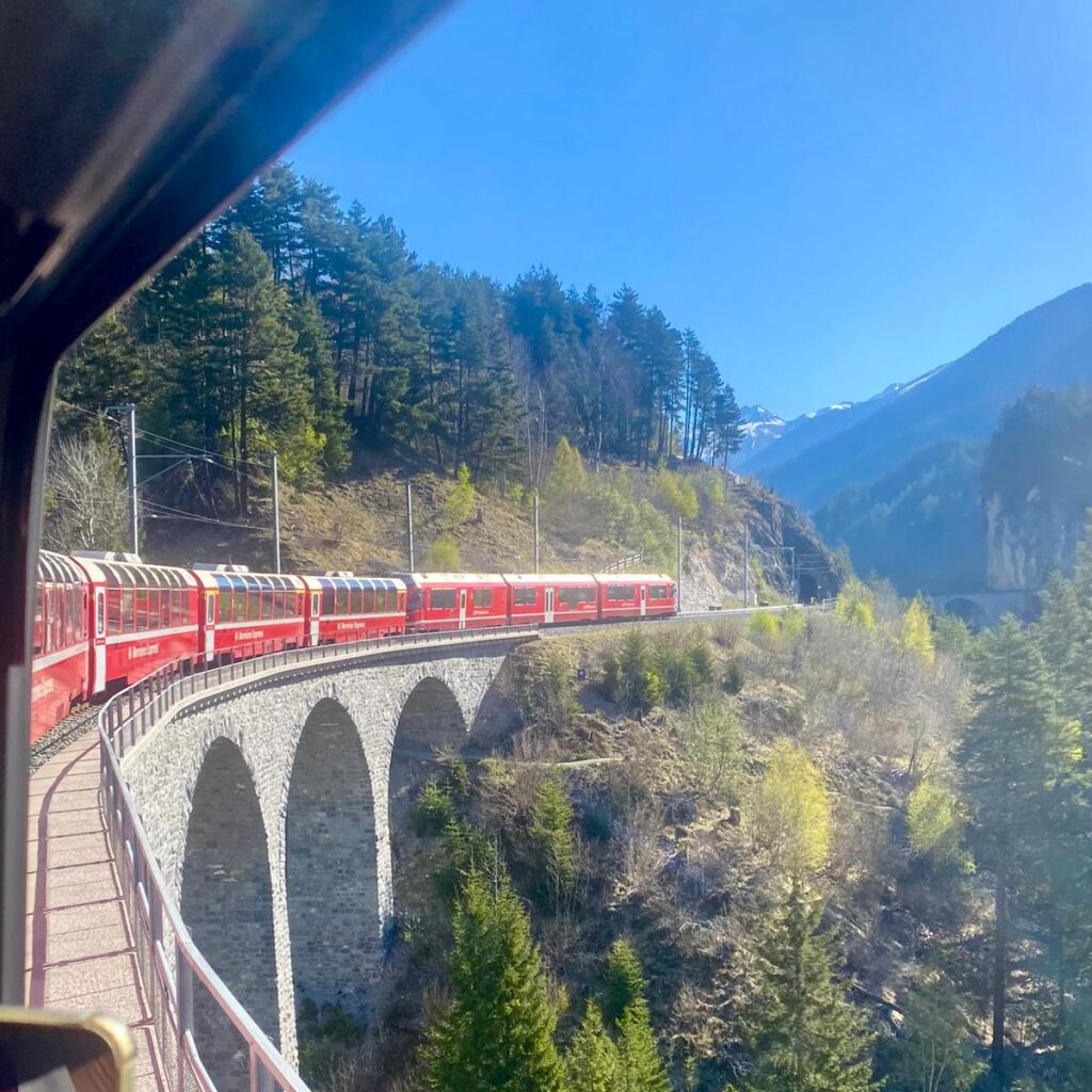 Bernina Express fährt zwischen Bergen