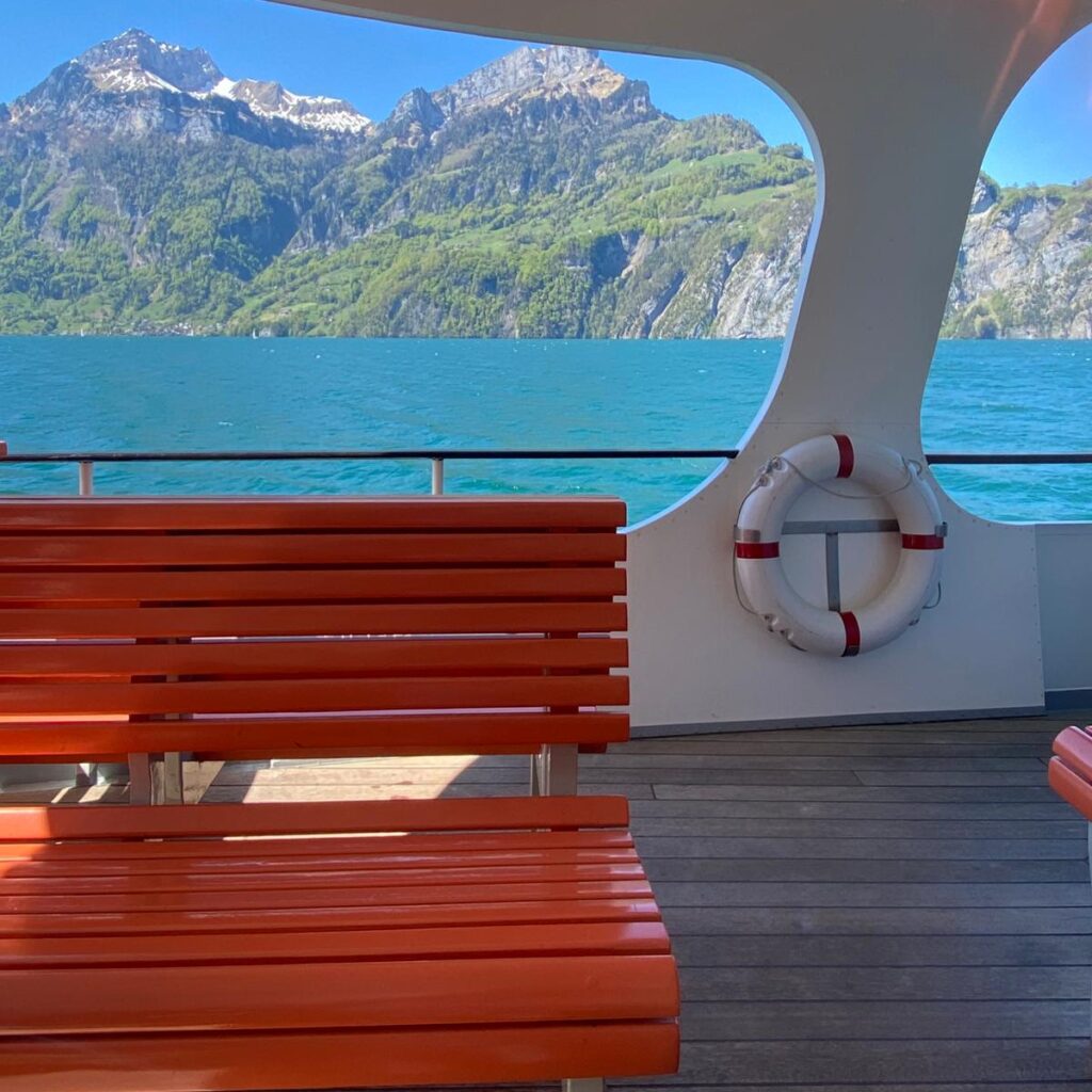 Schiff auf dem See, im Hintergrund Berge