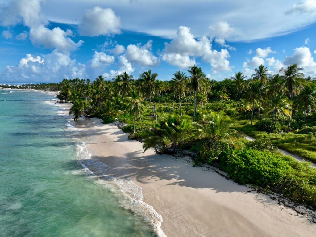 Traumstrand mit türkisblauem Wasser und feinem weißen Sand