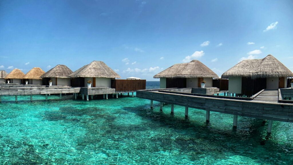 kleine Bungalows direkt über dem türkisen Wasser