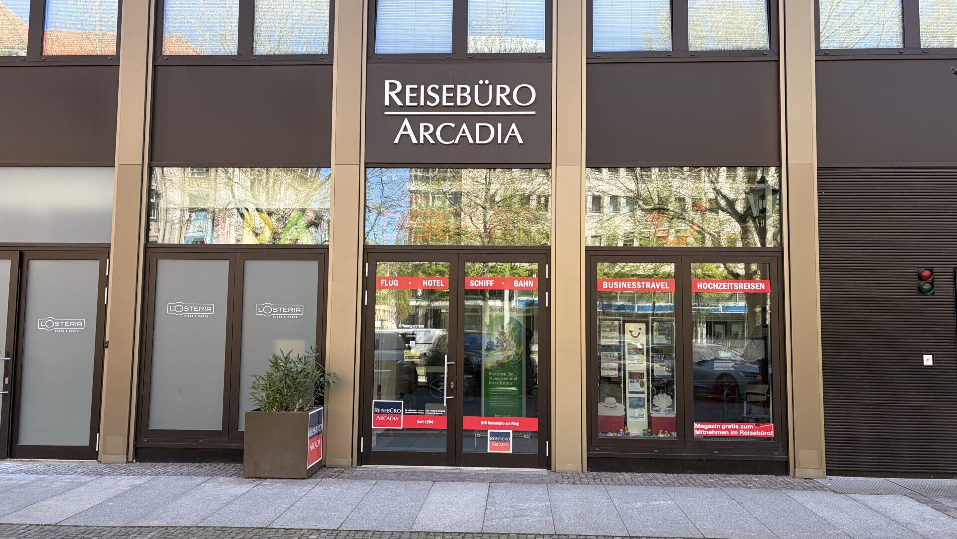 Außenansicht vom Reisebüro mit großen Fenstern, direkt an einer Straße