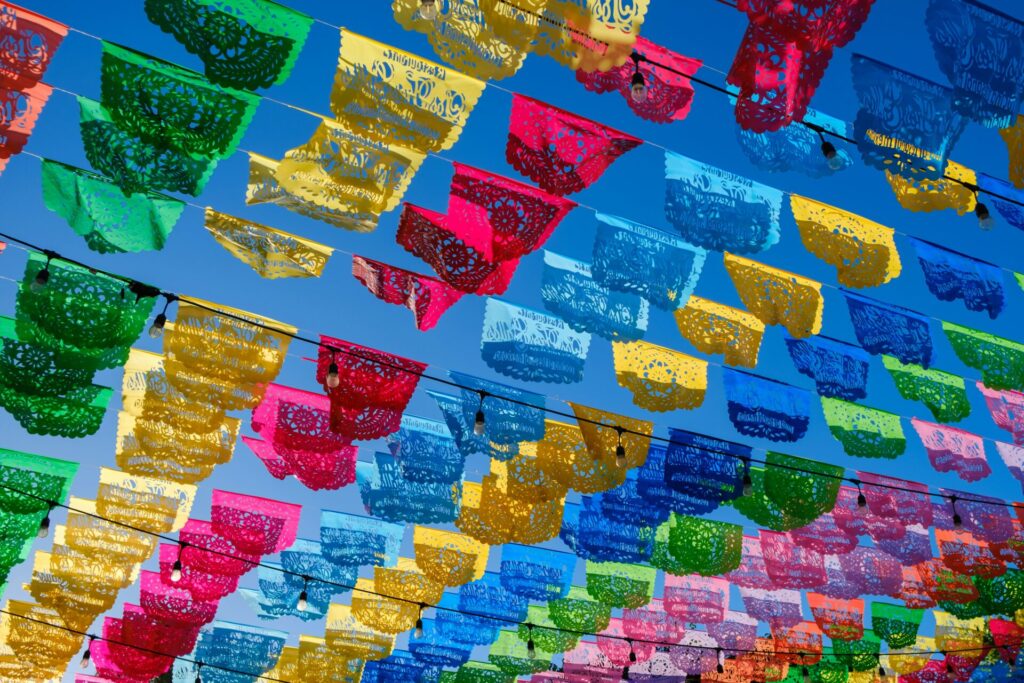 bunte Fahnen die nebeneinander aufgehangen sind