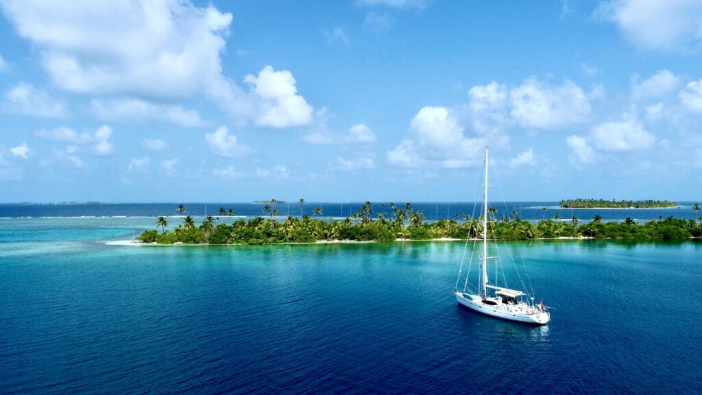 kleine Insel im Meer mit einem Boot davor